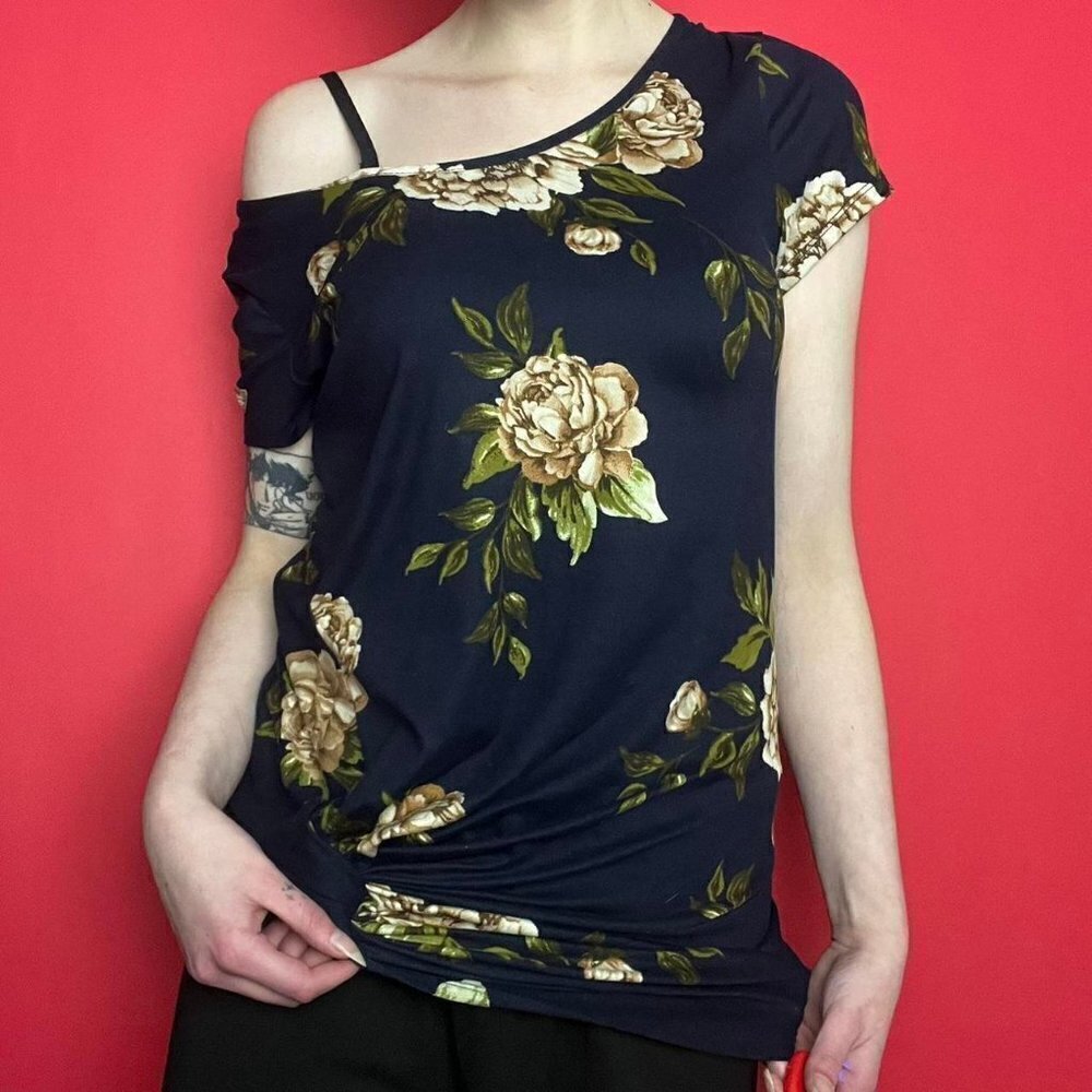 Time square / Navy blue tee shirt top with florals and knot accent 💙🧡